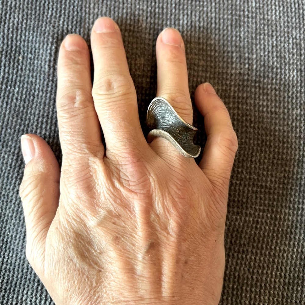 Size 9 sterling silver and black ring, dual tone.